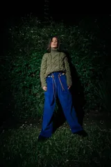 Pantalón de vestir azul eléctrico con pinzas, tiro alto, corte ancho y cinturón marrón con hebilla metálica con forma de sol.