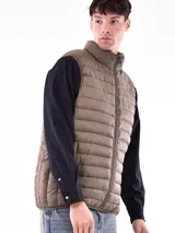 Chaleco acolchado negro con cierre frontal, cuello alto y diseño sin mangas.