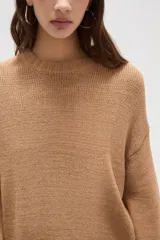 Sweater de tejido de punto color azul, con cuello redondo, manga larga y diseño holgado.