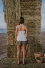 Top strapless color blanco con ribete azul brillante.