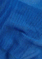 Buzo de tejido de punto fino semitransparente en color azul, con cuello redondo, mangas largas y diseño recto.