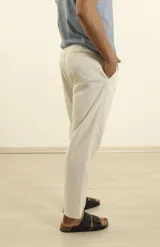 Pantalon de corte relaxed fit, confeccionado en una mezcla de lino y algodón. Presenta cintura elástica con cordón ajustable, bolsillos frontales y bolsillos traseros.
