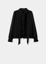 Blusa negra de viscosa con cuello redondo, detalle de fular anudado al cuello y volantes. Presenta mangas largas con puños abotonados y cierre frontal con botones.