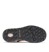 Bota de trekking Columbia para mujer, confeccionada en gamuza impermeable color tostado con detalles en gris oscuro. Presenta sistema de cordones con ganchos metálicos, cordones rojos, mediasuela acolchada y suela de caucho de alta tracción.
