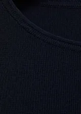 Jersey de punto fino color azul marino, con cuello redondo, manga corta y bajo asimétrico.