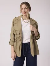 Campera color beige, estilo cazadora, con cuello camisero, cierre frontal con botones, cuatro bolsillos frontales con solapa y mangas 3/4 con trabillas.