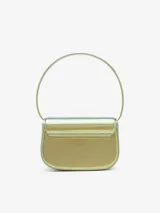 Bolso Diesel modelo 1DR con acabado iridiscente en tonos arcoíris y placa metálica Oval D tonal galvanizada. Tiene asa de cadena gruesa y correa opcional para usar cruzado.