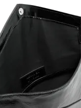 Sobre de fiesta negro de cuero charol con diseño estilo sobre de carta, cierre con broche magnético y correa de mano removible.