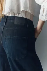 Jean de corte oxford tiro alto, color azul oscuro, con pierna que se ensancha desde la cadera hacia el ruedo. Confeccionado en denim confort con poco elastano, cierre y botón.