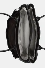 Bolso marrón de cuero con doble asa de mano. Tiene bolsillos exteriores, uno con cierre mediante imán, y doble compartimento interior con cierre mediante botón imantado. Incluye bolsillos interiores con cremallera.