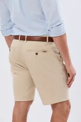 Bermuda clásica de corte recto, con bolsillos laterales y traseros, confeccionada en mezcla de lino y algodón.