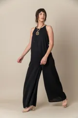 Enterito de crepe color negro, con diseño holgado, escote halter y breteles finos.
