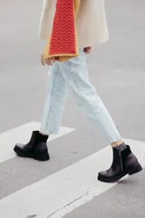 Bota corta de cuero negro con diseño minimalista, cierre lateral metálico y taco bajo cuadrado de 4 cm.