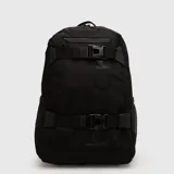 Mochila urbana de diseño técnico en color negro, con correas de ajuste frontal mediante hebillas plásticas y compartimento interno para laptop de hasta 16 pulgadas.