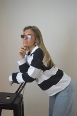 Remera estilo rugby de manga larga con cuello blanco y rayas horizontales negras y blancas.