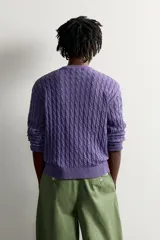 Cárdigan regular fit de punto tejido en hilatura de algodón, colaboración Fruit of the Loom x Zara. Presenta cuello en V, manga larga, cierre frontal con botones oscuros y efecto lavado. Cuenta con acabados en rib y parche de la marca en el bajo.