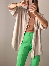 Pantalón de vestir color verde neón, de corte recto y con aberturas en el ruedo.