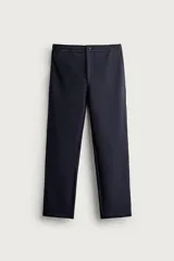 Pantalón de corte recto y color negro, confeccionado en mezcla de algodón. Cuenta con cintura elástica con botón y bragueta simulada, bolsillos frontales y bolsillos de vivo en la parte trasera.