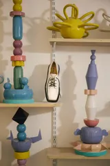 Mocasines color nude de charol con cordones negros y suela track color negro.