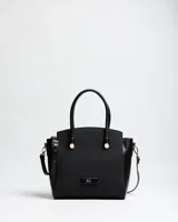 Cartera tipo tote color negro, con diseño estructurado, doble asa corta y correa larga ajustable y desmontable. Cuenta con detalles metálicos dorados y placa frontal con el logo de la marca.