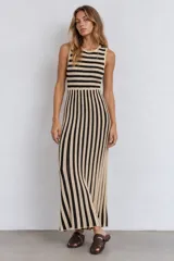 Vestido largo de punto con diseño combinado de rayas horizontales en la parte superior y rayas verticales en la falda, sin mangas y con escote redondo.