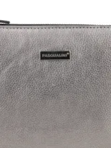 Cartera tipo sobre de cuero color plateado, con cierre superior y correa de mano extraíble.