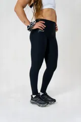 Calza deportiva de tiro alto color negro, con diseño ajustado y el logo de la marca bordado en la parte superior delantera.