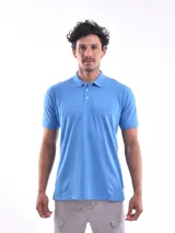 Remera polo celeste de corte regular.