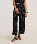 Pantalón recto acanalado, confeccionado en viscosa con estampa abstracta en tonos negro y gris, con trabillas en la cintura y cinturón tipo cuerda.