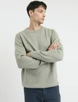 Sweater de punto en color verde claro, con cuello redondo y mangas largas. Presenta un diseño clásico de tejido liso con puños y ruedo acanalados.