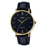 Reloj analógico Casio con caja redonda de acero dorado y esfera negra con índices y números romanos. Cuenta con correa de cuero negro texturizado y cierre de hebilla.