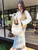 Bolso tote de cuero color crudo, con doble asa corta y diseño minimalista.