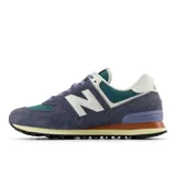 Championes New Balance modelo 574 U574WBG, de diseño híbrido para asfalto y trail, confeccionados en ante y malla. Combinan tonos azul, verde oscuro, blanco y detalles en marrón y lila, con la clásica "N" en los laterales y entresuela ENCAP.