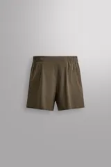 Short de running confeccionado en tejido técnico ligero y elástico con estructura. Cuenta con forro interior, cintura elástica ajustable con cordón, bolsillo trasero con cierre oculto, bolsillos laterales multifunción y aberturas laterales en las perneras.