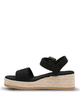 Sandalias de plataforma Hush Puppies modelo Lili, en color negro con detalles texturizados de yute en la cuña. Cuentan con tira ancha en el empeine, tira ajustable en el talón con hebilla metálica dorada y suela dentada de goma.