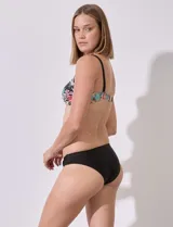 Bikini estampado marca Club del Sol. Corpiño con aplique metálico, interior con copa armada y forro interno.