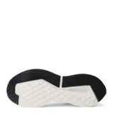 Championes urbanos Umbro color negro, con detalles en material sintético y logo de la marca en el lateral.