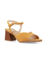 Sandalias de taco cuadrado y punta cuadrada de cuero gamuza mostaza, con escote en V en el empeine y tira ajustable con hebilla en el tobillo.