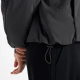 Campera bomber New Balance color gris oscuro con cierre frontal, cuello redondo y logo de la marca estampado en blanco en el pecho.