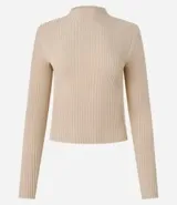 Blusa de punto color blanco con cuello alto y manga larga.