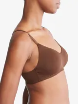 Corpiño marrón de Calvin Klein, ligeramente forrado, sin aros, con escote en V y tirantes ajustables con logo de la marca. Cierre con broche en la parte posterior.
