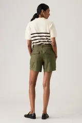 Short de gabardina color verde militar, con bolsillos frontales tipo parche y trabillas para cinturón.