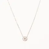 Colgante de acero plateado con cadena fina y dije circular con centro blanco y una piedra brillante.