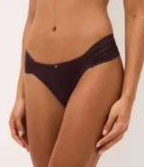 Kit de dos bombachas de bikini Lov confeccionadas en microfibra, de tiro bajo con laterales drapeados y detalle de placa metálica con logo en la parte superior central.