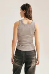 Musculosa de morley color gris con textura acanalada, cuello redondo, sin mangas y pequeño estampado tipográfico en el pecho.