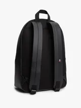 Mochila Tommy Jeans Essential Daily en color negro, confeccionada en poliuretano y poliéster. Cuenta con un compartimento principal con cierre de cremallera, un bolsillo exterior frontal con cierre y el logo bordado de la marca. Dispone de asa superior y correas ajustables acolchadas.