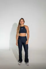 Calza deportiva de tiro alto con corte oxford, confeccionada en poliamida y elastano. Presenta un diseño ajustado en la parte superior y ligeramente acampanado en los tobillos con aberturas laterales.