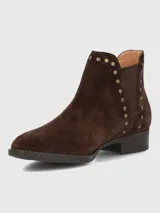 Bota corta tipo chelsea de gamuza color marrón, con detalle de tachas metálicas doradas a lo largo del elástico lateral y tacón bajo cuadrado.