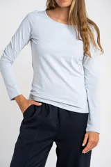 Remera de manga larga ajustada al cuerpo, con cuello redondo, confeccionada en una mezcla de algodón y elastano que aporta suavidad y elasticidad.