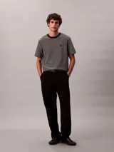 Remera de manga corta con cuello redondo, confeccionada en tejido de algodón con diseño de rayas horizontales finas. Presenta el logo de la marca bordado en el pecho.